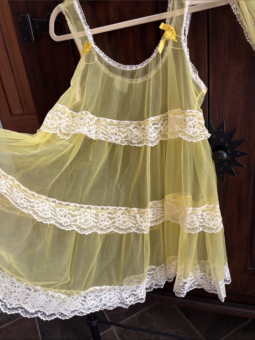 Sweet Vintage 1960s Women's Yellow Sheer Nylon & Lace Baby Doll Nightie Lingerie - Picture 5 of 13